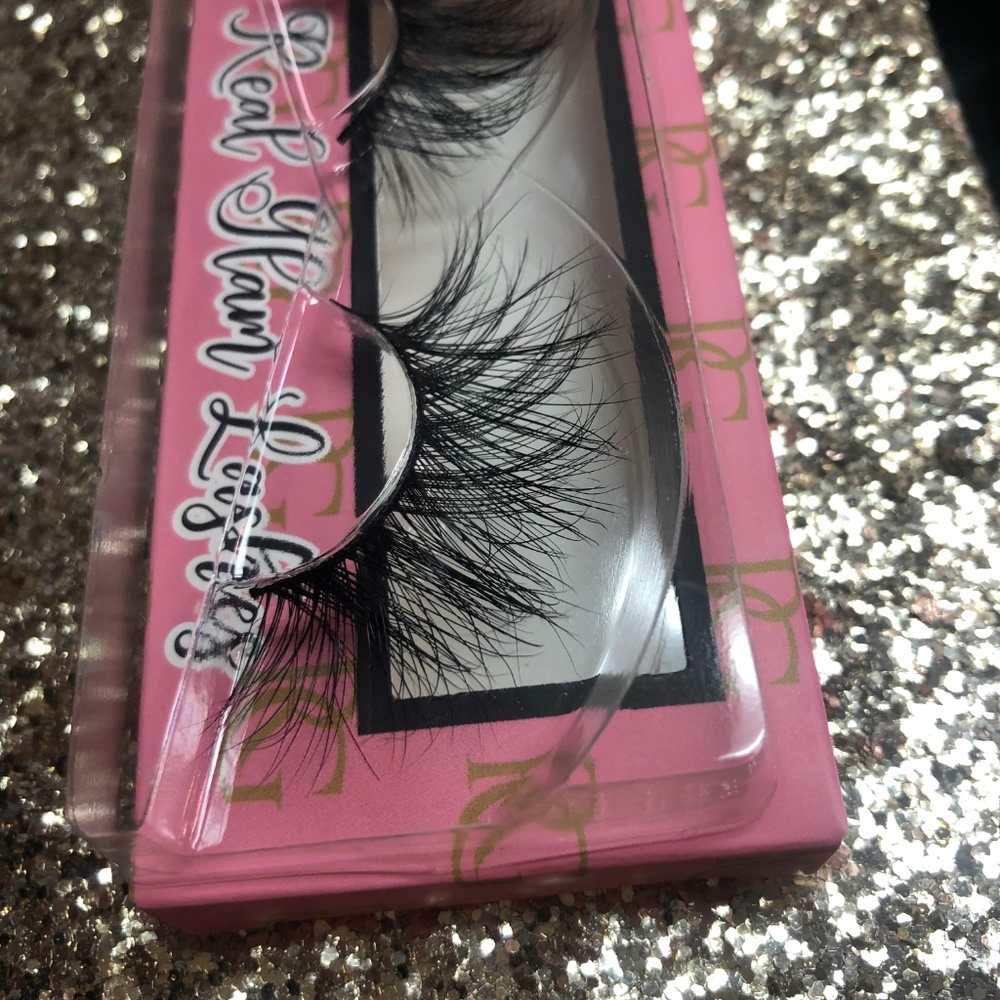MInk LASHES - Picture 2 of 3